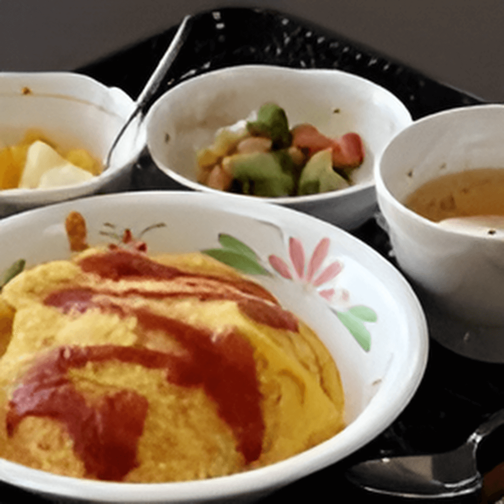 オムライスとスープ、フルーツのデザートが付いたメニュー