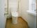 トイレの便座周辺には手すりが設置されており、立ったり座ったりする際に安心である。すぐそばに手洗い場もあるため、使い勝手が良い。