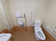 介護施設の明るいトイレの様子