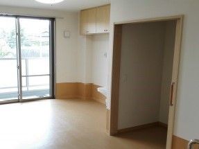 車椅子をご利用の方も安全に生活していただける広さの居室である。トイレや洗面台、扉付き収納棚が備わっている。