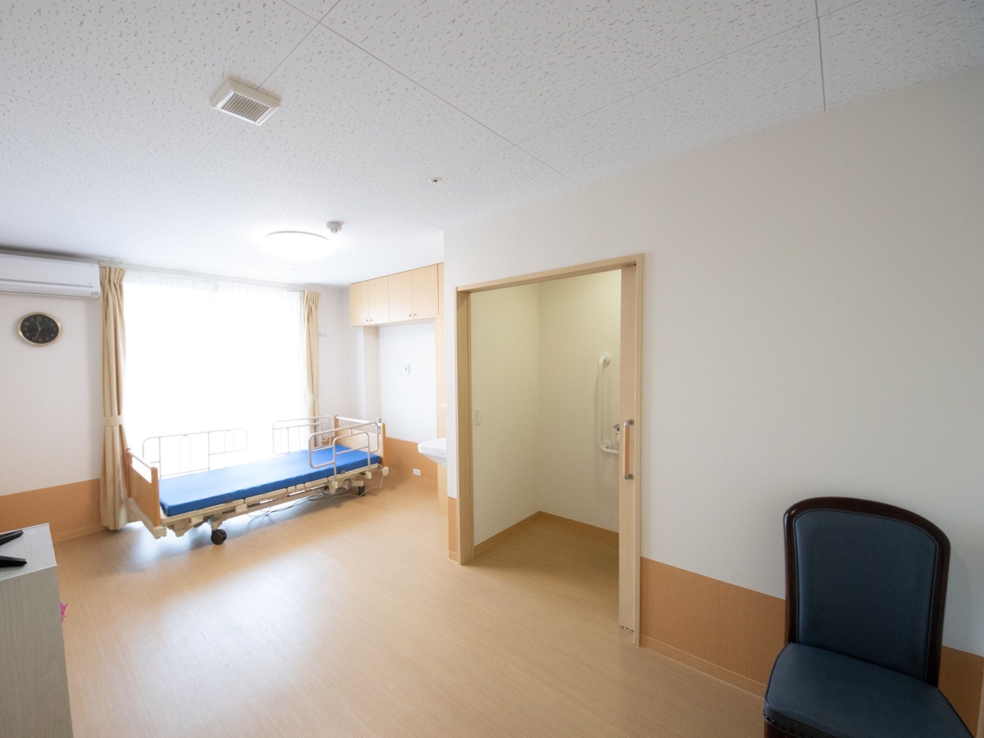 空調設備が整ったバリアフリーの一室で、照明も明るく、清掃も綺麗に行き届いている。機材や家具を持ち寄れる程の広いスペースもある。