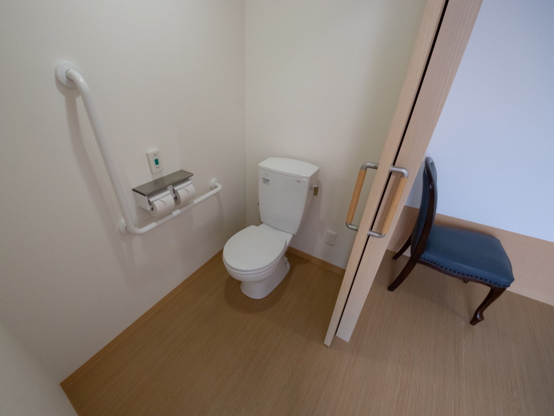 室内トイレが備えられている。力が不要な横スライドのドアで、広い空間になっている。手すり付きでナースコールも設置されている。