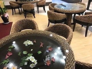ガラス天板に花が埋め込まれたおしゃれなテーブルが配置された談話スペース
