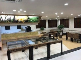 カウンターの上に、草花の映像が映し出され、ガラス製のテーブルがおしゃれなダイニングスペース