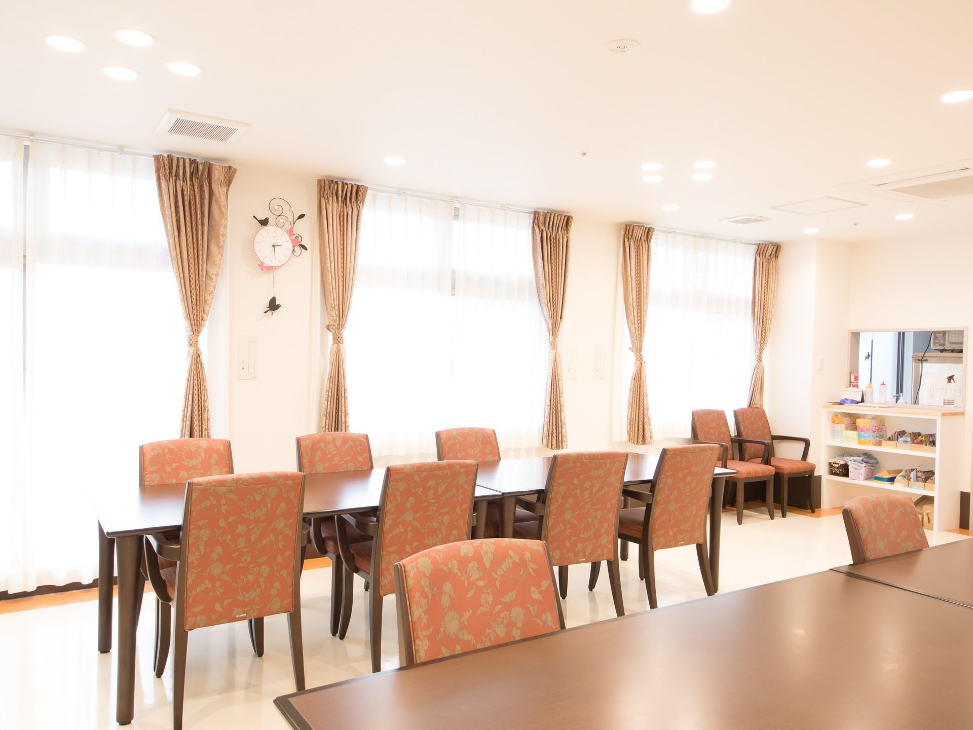 やわらかな明るさで満たされた部屋には、落ち着いた色調の椅子とテーブルが並べられ、奥には、調理場とつながるカウンターが設置されている。