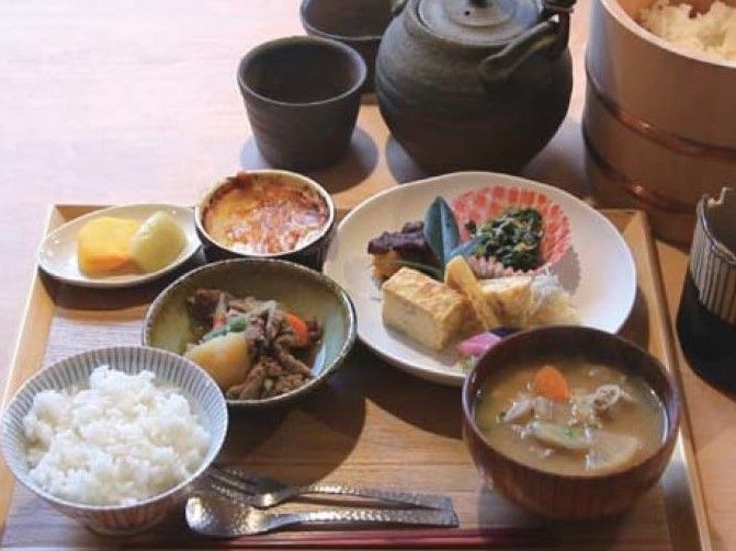 和風の手作り食事風景