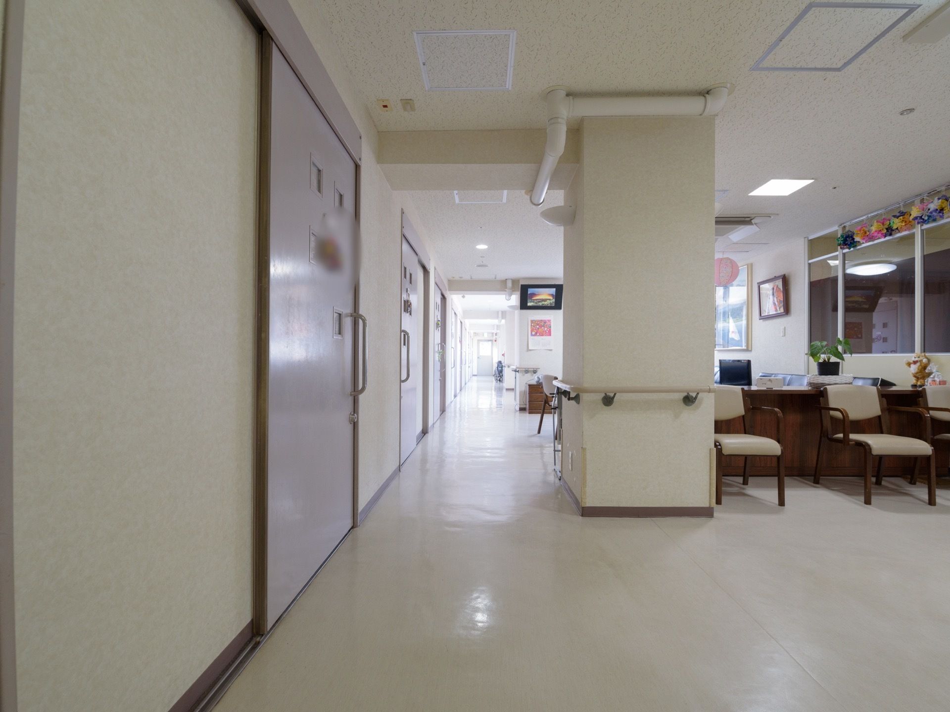 通路は十分な幅があり、車椅子をご利用の方も安心して移動できる。椅子も置いてあり、すぐに休むことができる。