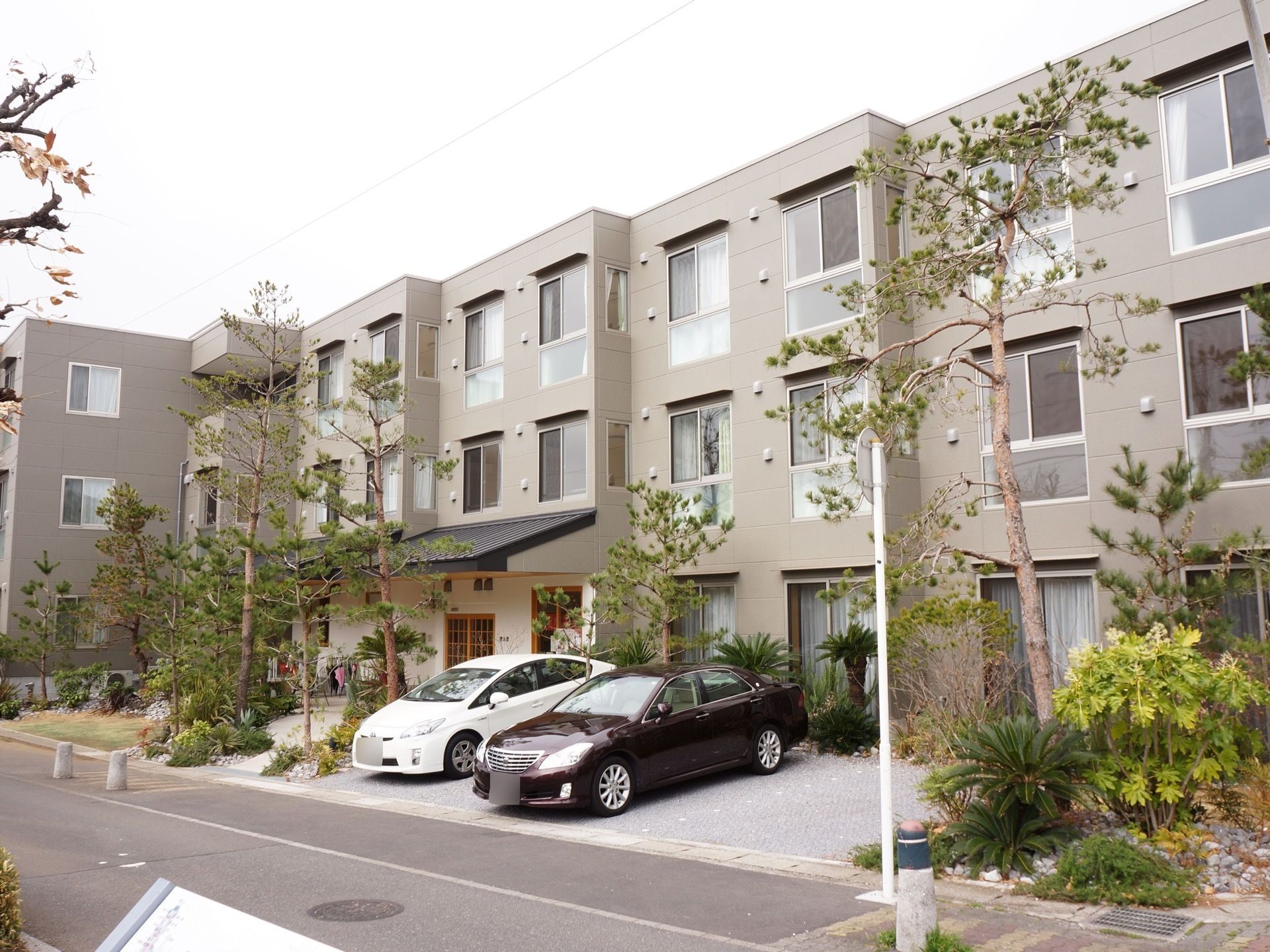 鉄筋コンクリート造り3階建て、サービス付き高齢者向け住宅である。高級マンションのようなたたずまいで、質の高い設備空間とサービスを提供する。