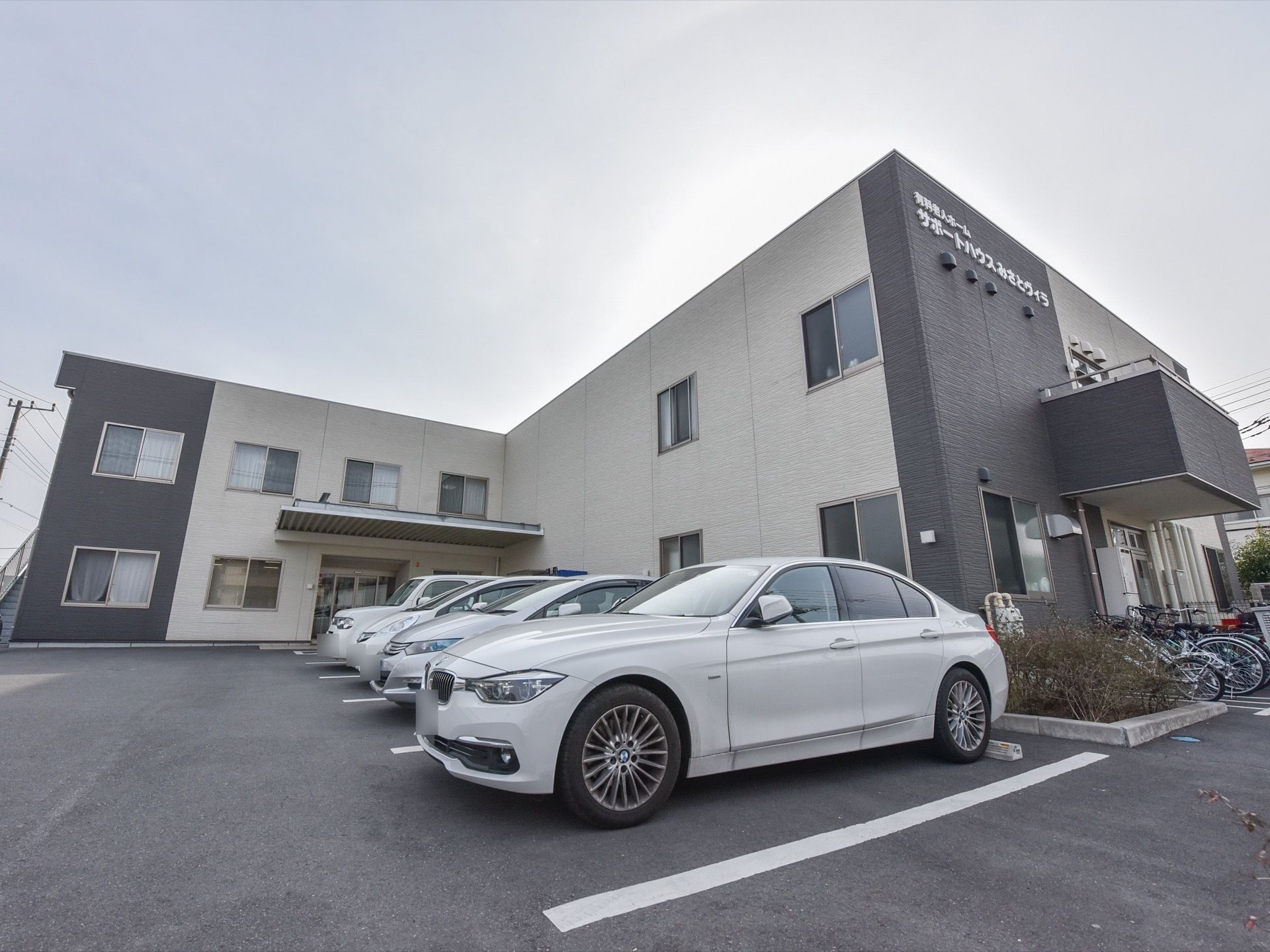広々とした敷地内には、駐車スペースが確保されている。また木々が植えられた垣根の横には、駐輪場が用意されている。