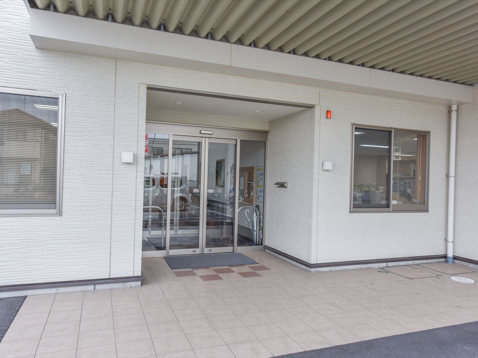 エントランスには、屋根のついた乗降スペースが用意されている。また入り口の壁には、郵便受けが備え付けられている。