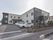 グループホームの建物は２階建てで、ツートンカラーの外壁となっている。また敷地には垣根があり、柵が取り付けられている。