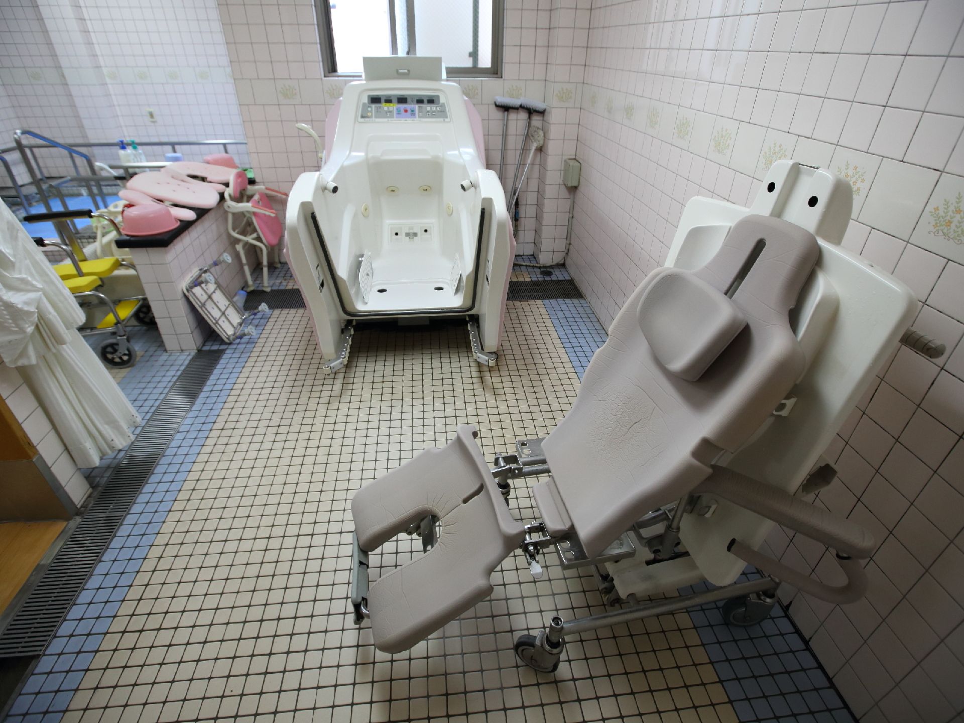 身体の不自由な方を介助する機械が多数設置された、バリアフリー完備の浴室