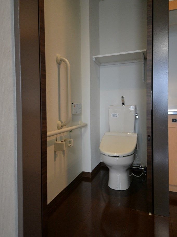 トイレは広々としていて清潔感があり、床面はバリアフリーとなっている。手すりが各所に設置されているので、安心して利用できる。