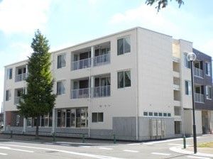 白い外壁が爽やかな、シンプルでスタイリッシュな建物である。快適な個室でゆったりと過ごすことができる。