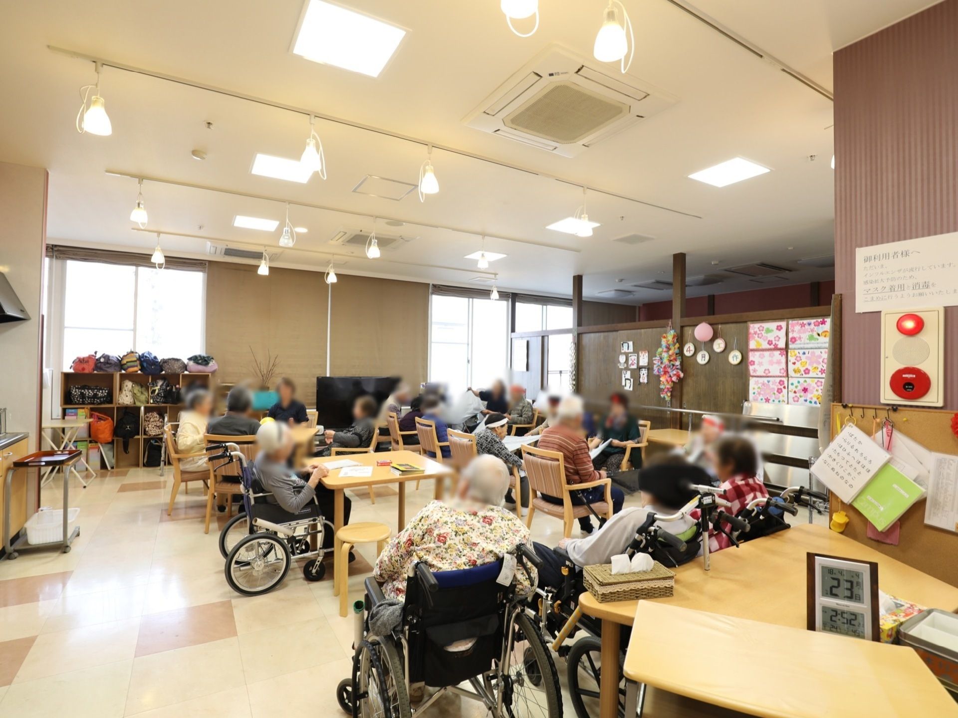 多くの入居者様が集まり、談笑している多目的スペース