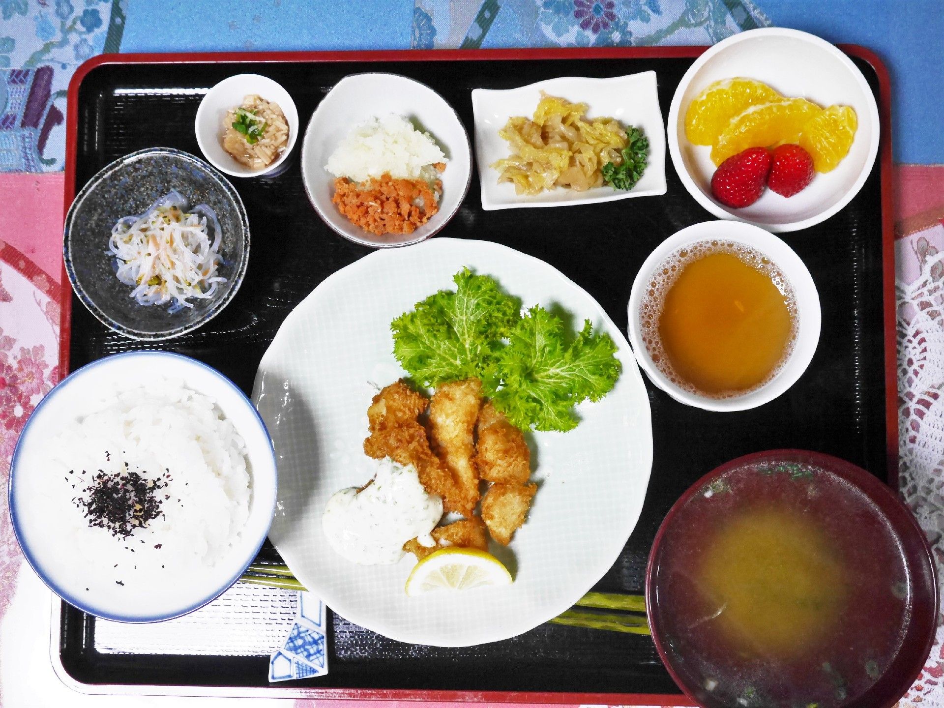 白いご飯とみそ汁、小鉢にメインの肉料理という和風の定食をイメージした食事。野菜が多くボリュームたっぷりの内容。