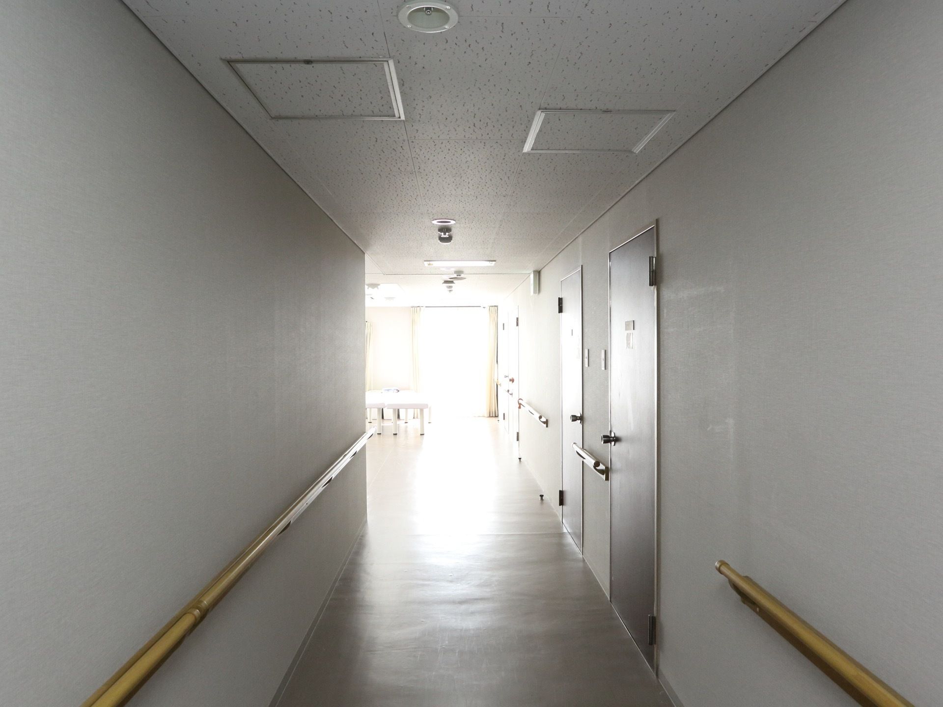 各部屋へと繋がるように廊下の左右に手すりが備えられており、施設内の移動の際の負担を軽減することができる。