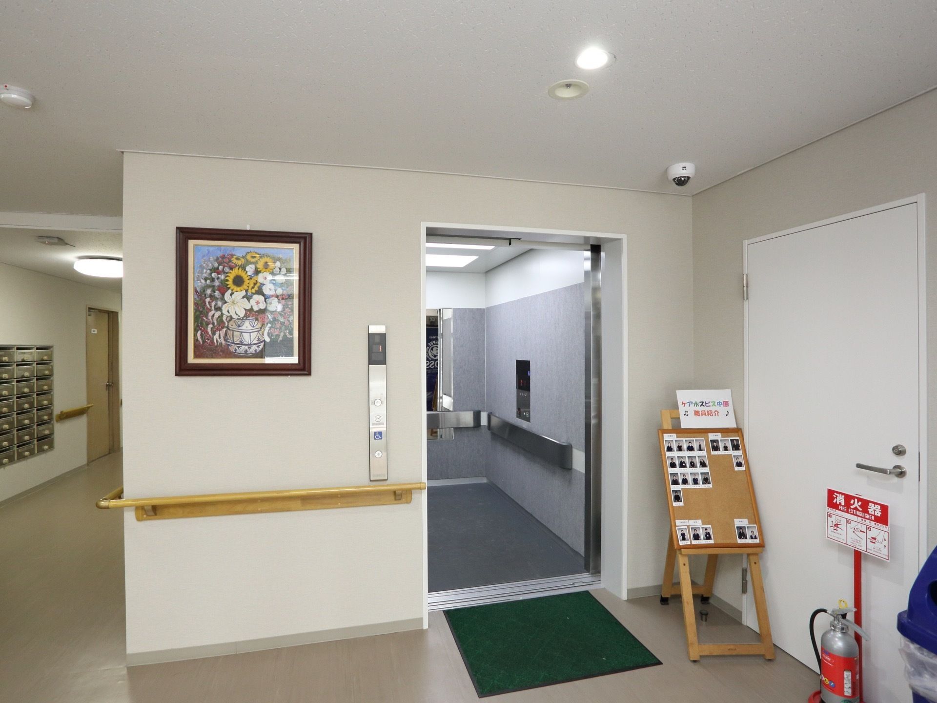施設内には、上下階の移動のためにエレベーターが設置されている。エレベーター横にはドア付近に手すりが備えられており、出入りがしやすい。