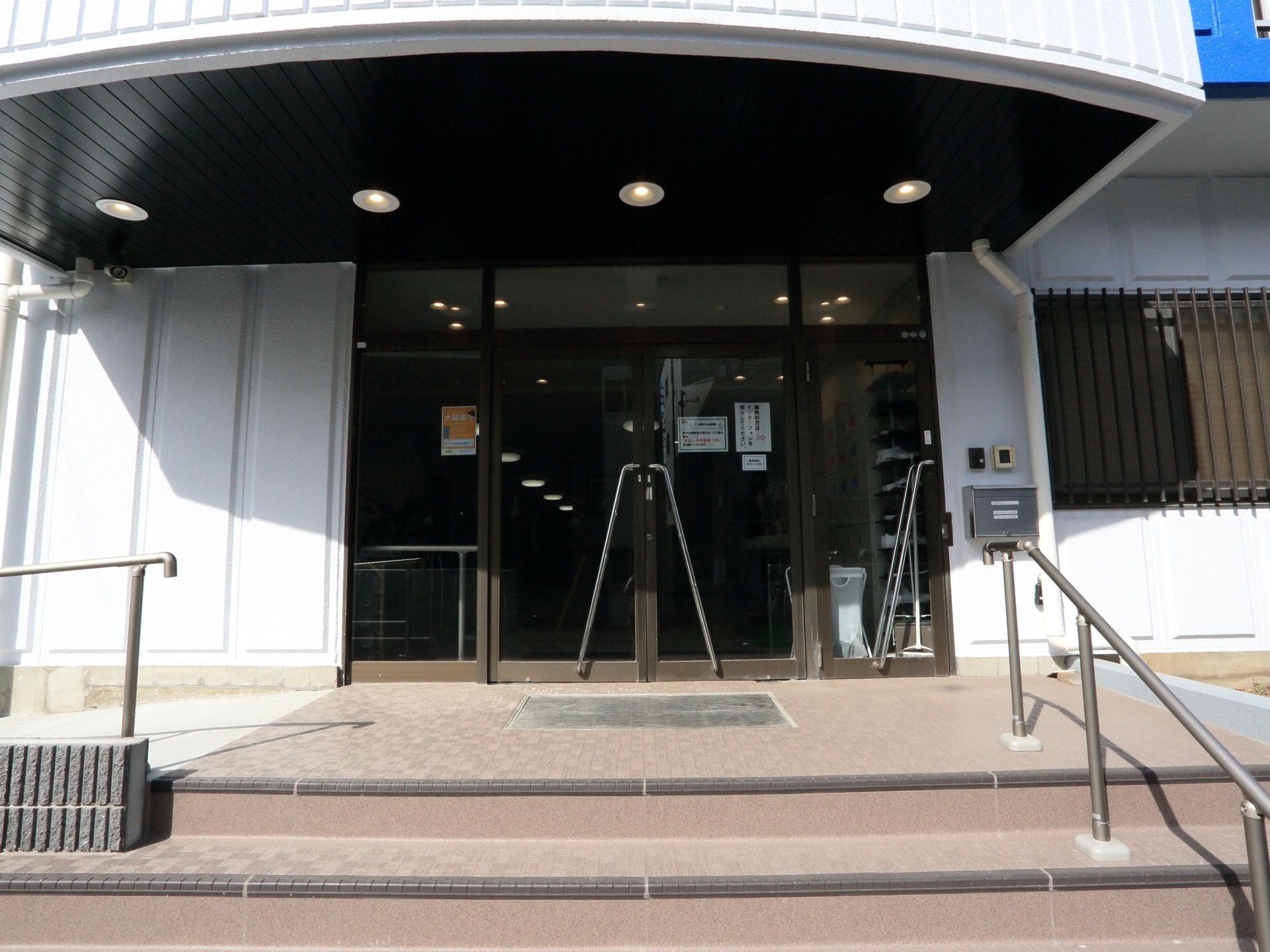 玄関には、階段の横に手すりが設置されており、スロープもあるので車椅子をご利用の方も移動しやすくなっている。
