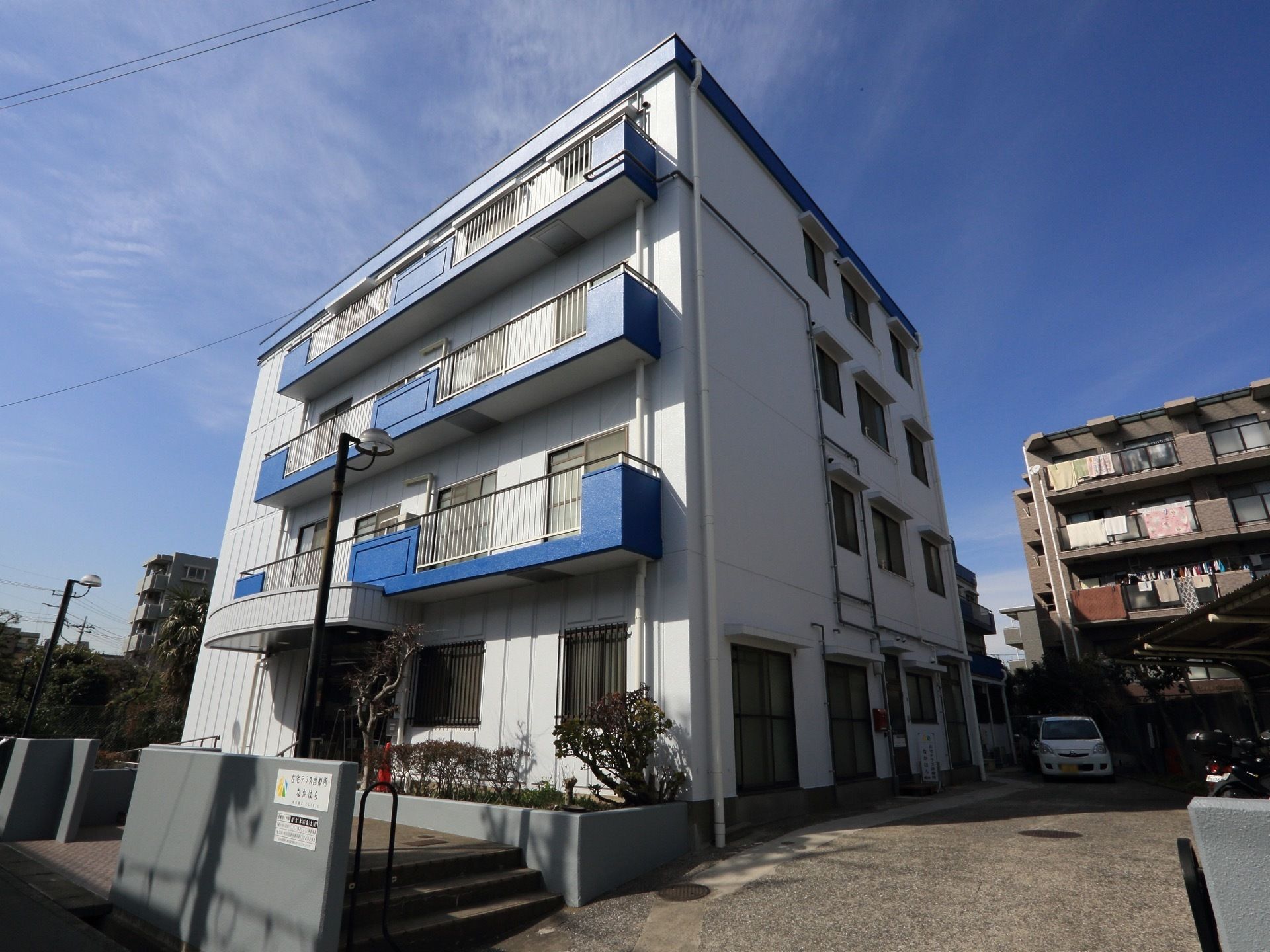 施設は4階建ての建物となっており、各部屋には道路側にベランダがついており、外の様子を確認しやすくなっている。