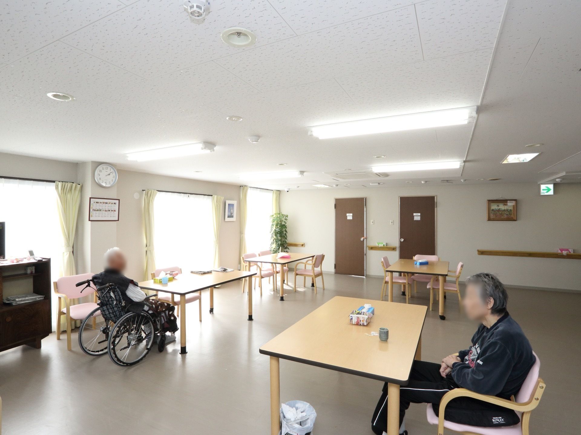 休憩スペースには、複数のテーブルと椅子が設置されており、テーブル同士はゆとりを持って設置されているので、車椅子のご利用の方も使用しやすい。