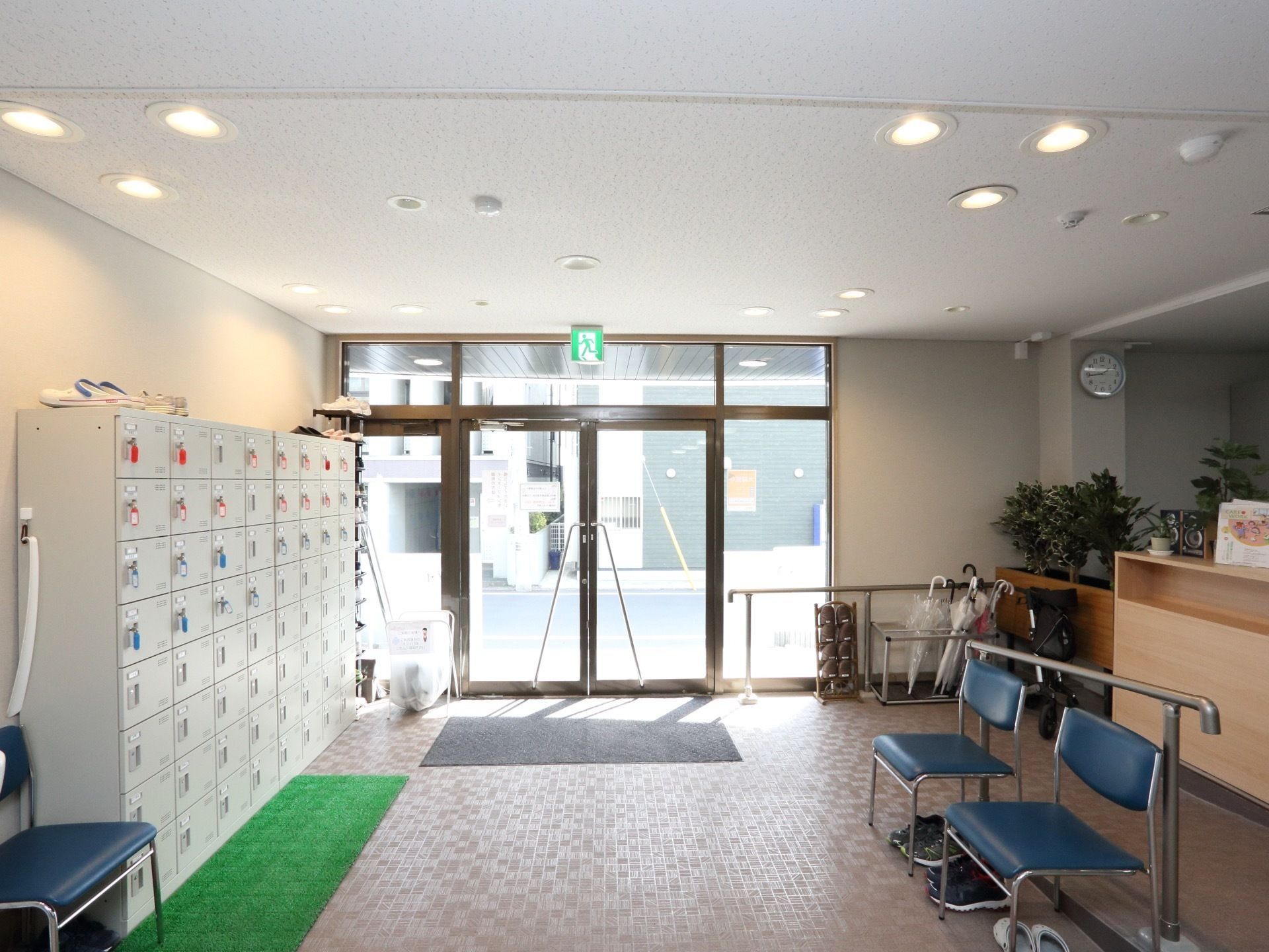 鍵付きの靴用ロッカーが設置され、スロープで館内まで移動できるエントランス