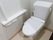 トイレは、ふたつきの暖房洗浄機能つきの便座である。トイレットペーパーホルダーが２つ並んで設置されている。