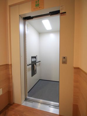 エレベーター内部