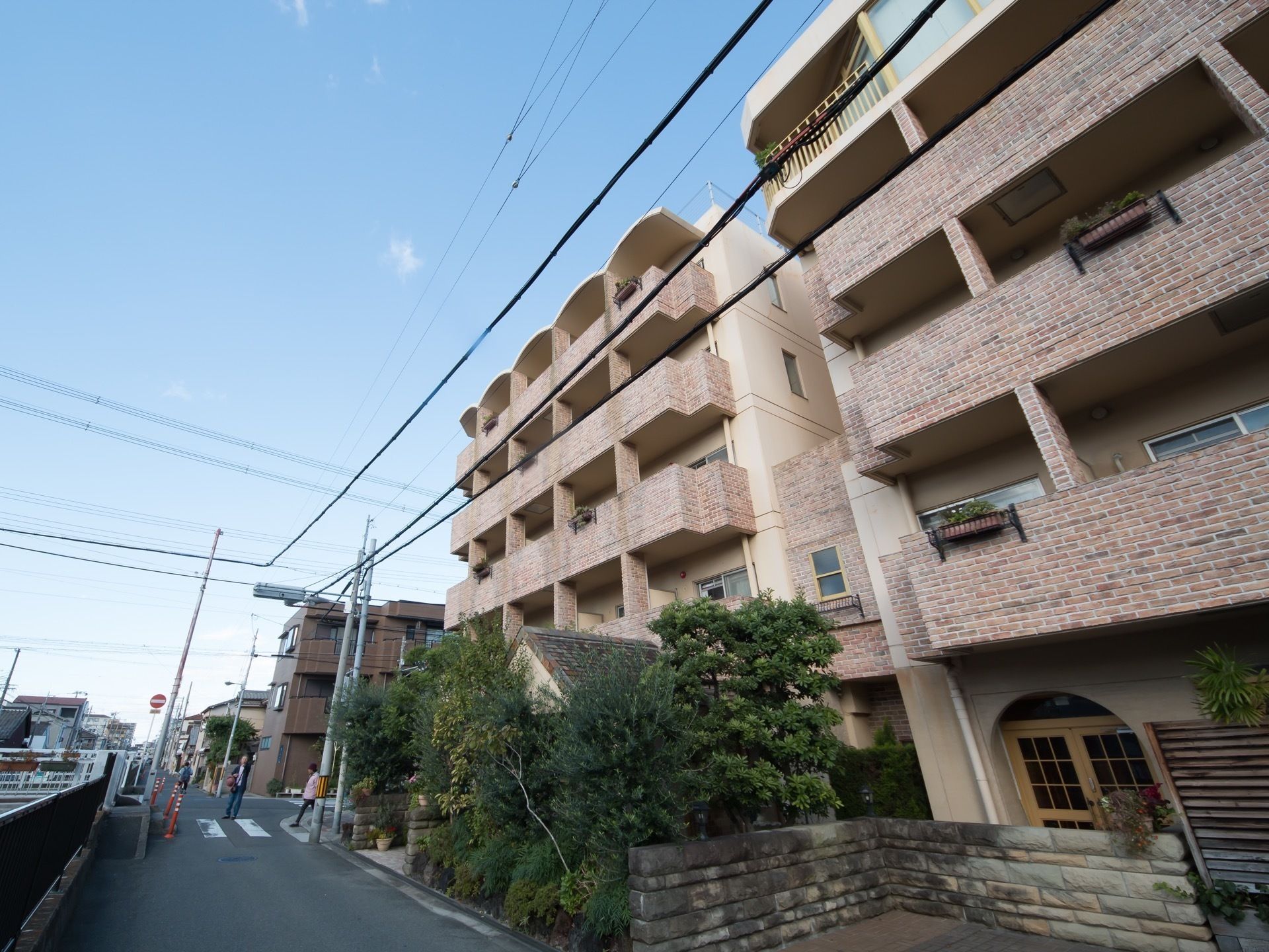 閑静な住宅街の一角にある洋風なレンガ造り風の外装をした五階建てのホーム