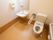 暖かみのあるトイレには、温水洗浄便座と洗面台が設置されている。そばには手すりも設け、洗面台と便座の間にある手すりは、可動式の手すりである。
