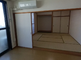 明るく広々とした居室の内観