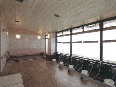 広いフロアにシャワーが複数設置された、大きな湯船がある大浴場
