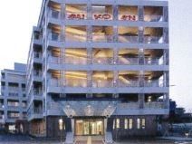 建物周辺に十分な広さをとり、玄関前にはスロープを設置したバリアフリー完備の施設