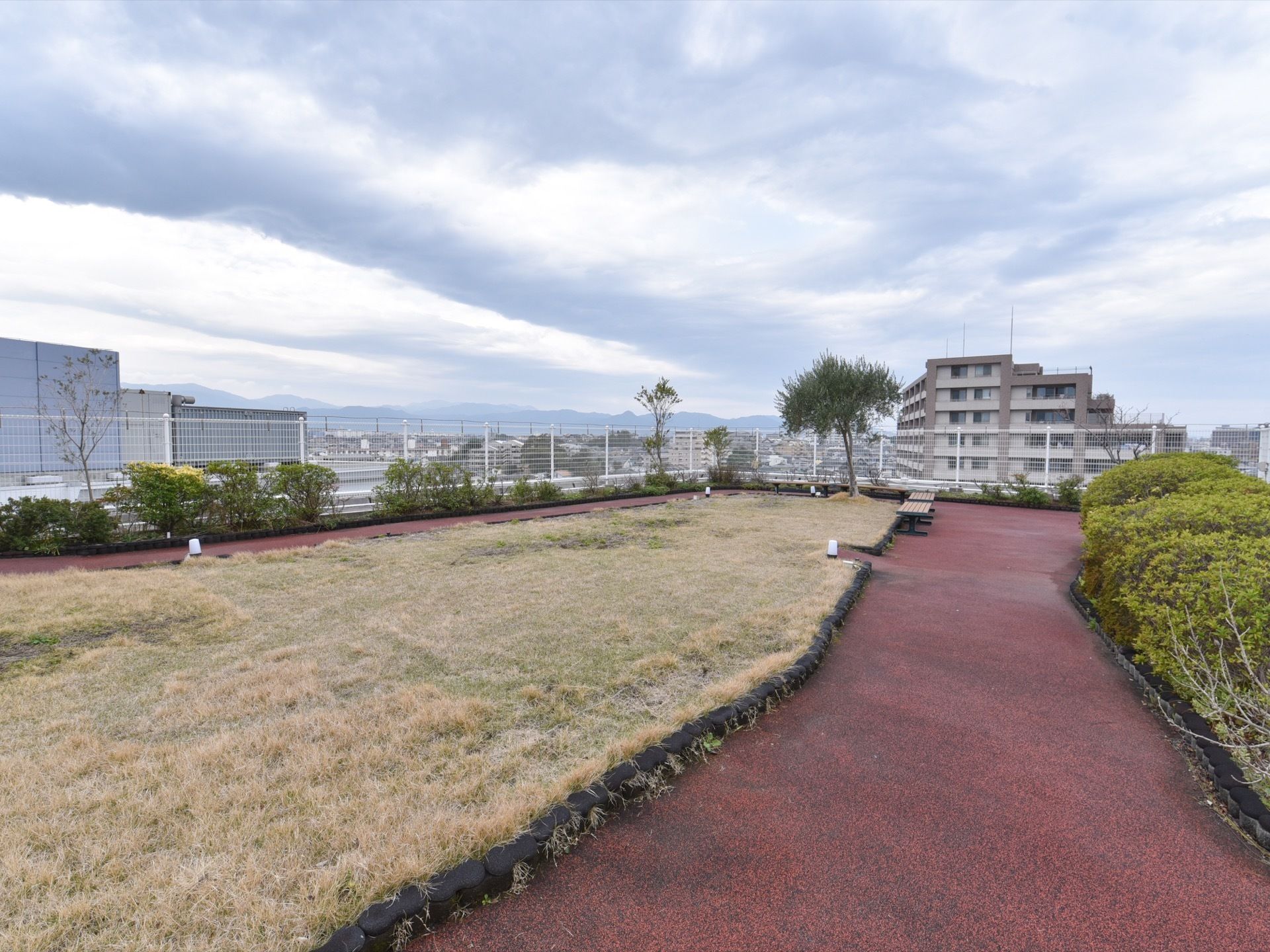 屋上庭園が完備されている。植え込みや芝生、遊歩道、フェンスベンチ、ベンチが完備されていて、憩いの場として利用できる。