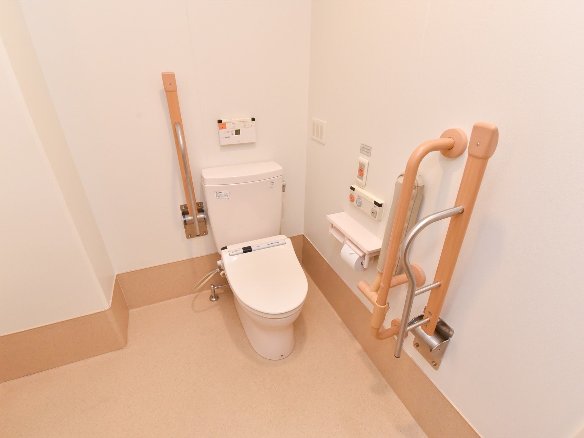 清潔感のある明るいトイレである。手すりや非常呼び出しブザーが完備されている。操作パネルが２ヶ所あり便利である。