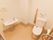 居室内のトイレは明るく清潔感があり、洗面スペースが併設されているので便利である。非常呼び出しブザーや手すりが完備されている。