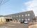 施設は、木造２階建ての建物である。屋根付きのエントランスや外階段が設けられている。駐車場が建物前にある。