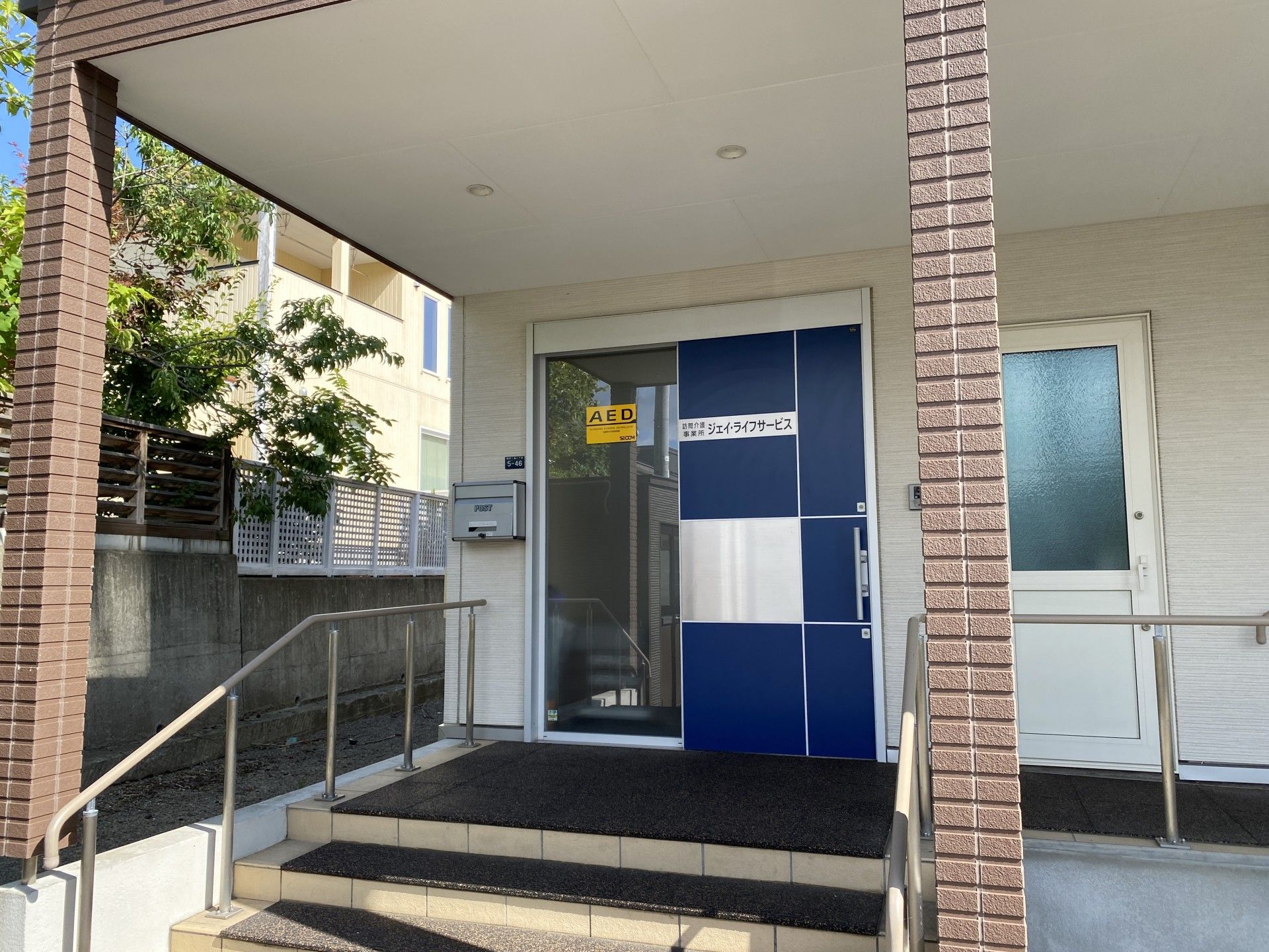 入口に手すり付き階段