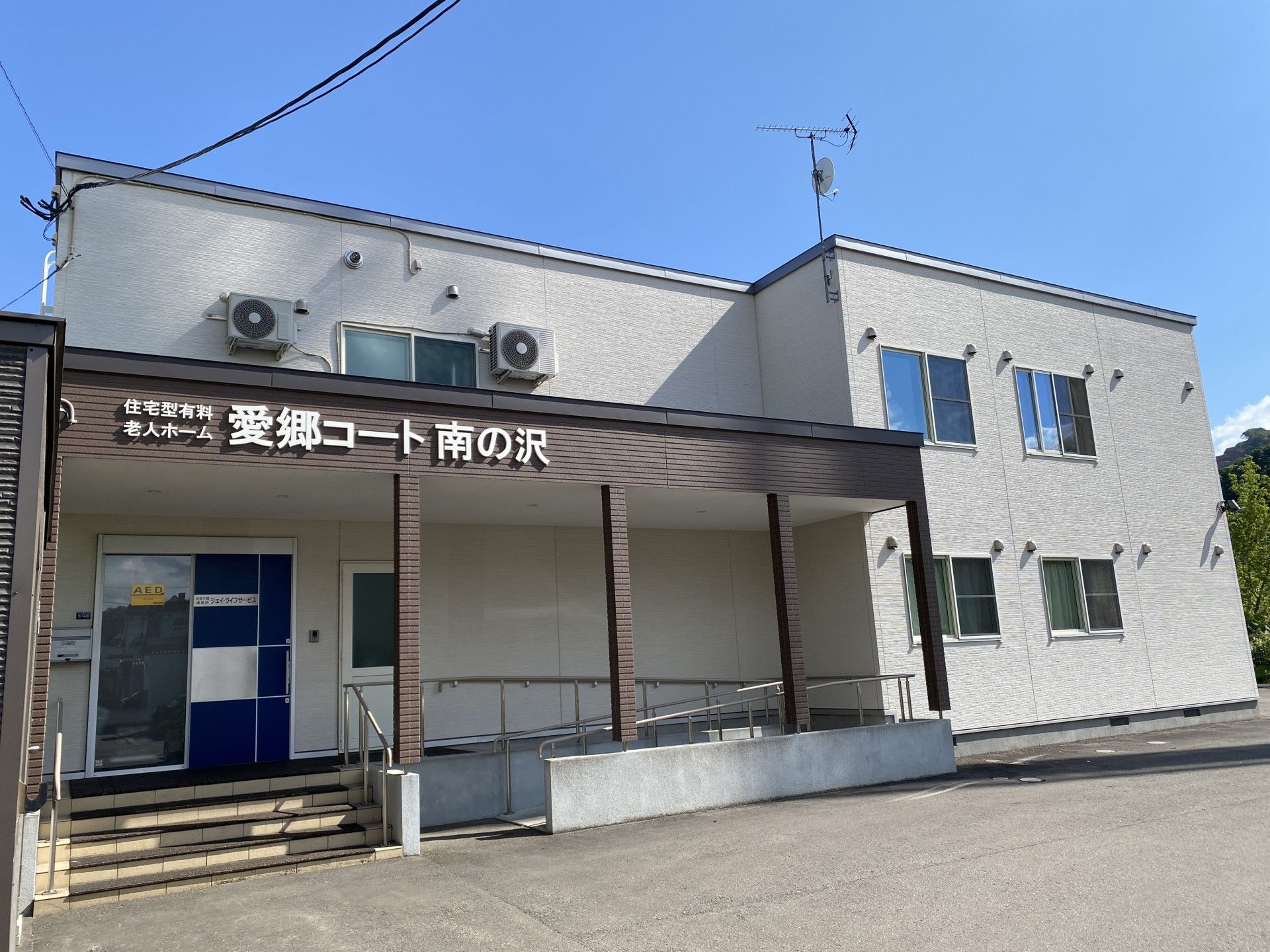 車椅子に座っている高齢男性と介助をする女性