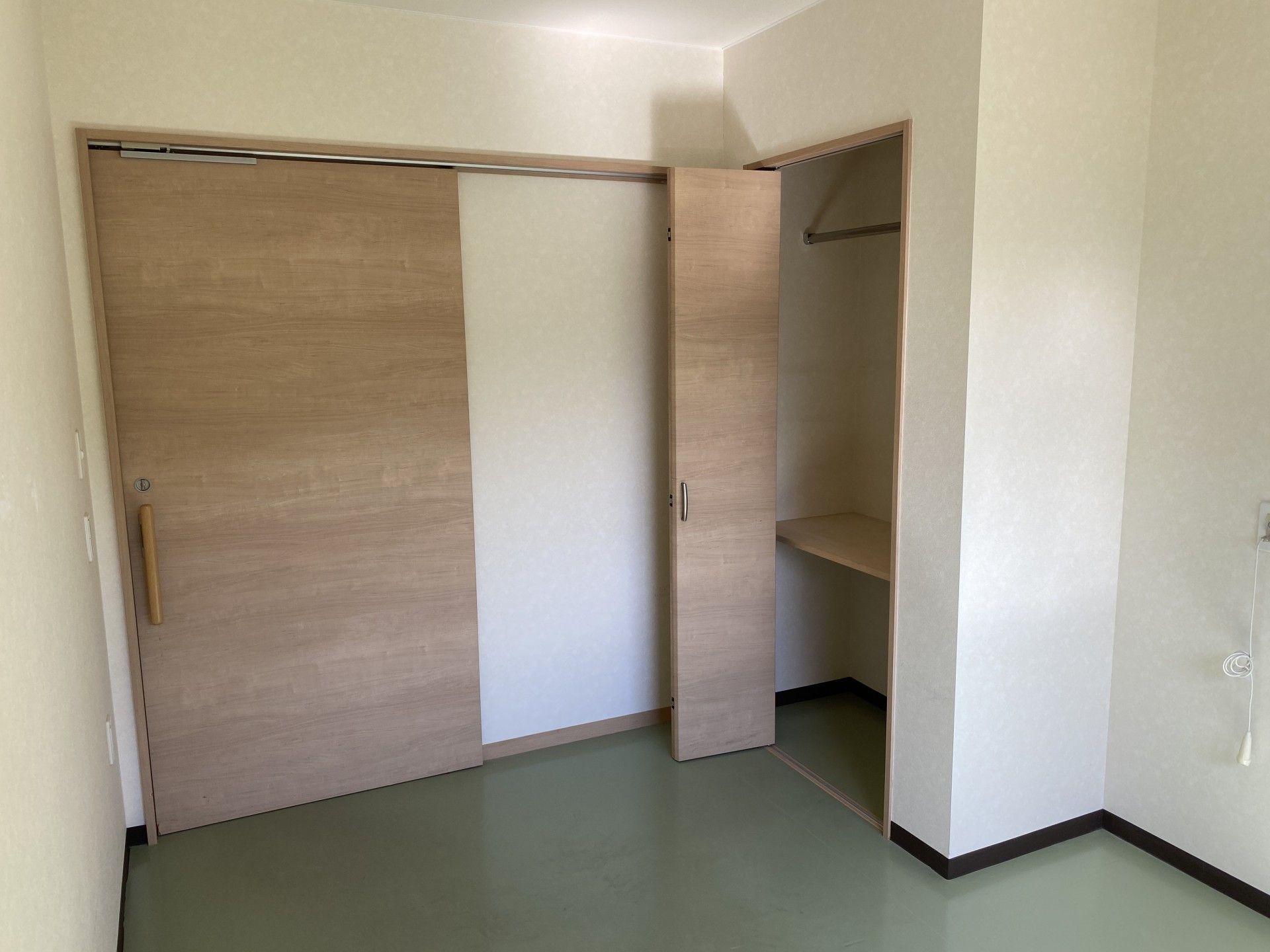 広々とした明るい部屋の入口
