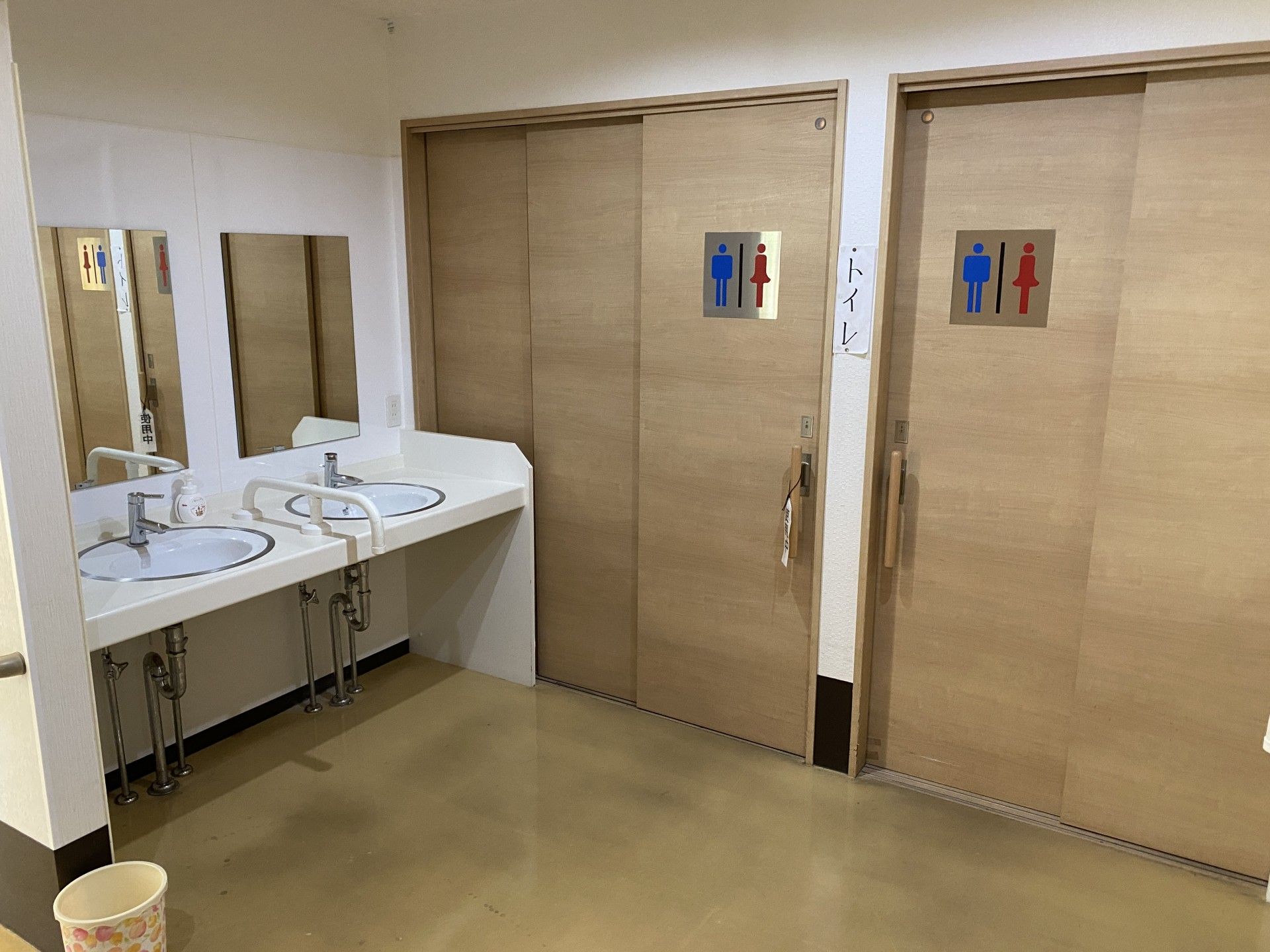 清潔な洗面所とトイレ入口