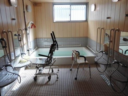 足腰が不自由な方も、安心して入浴できる介助器具を取り揃えた浴室