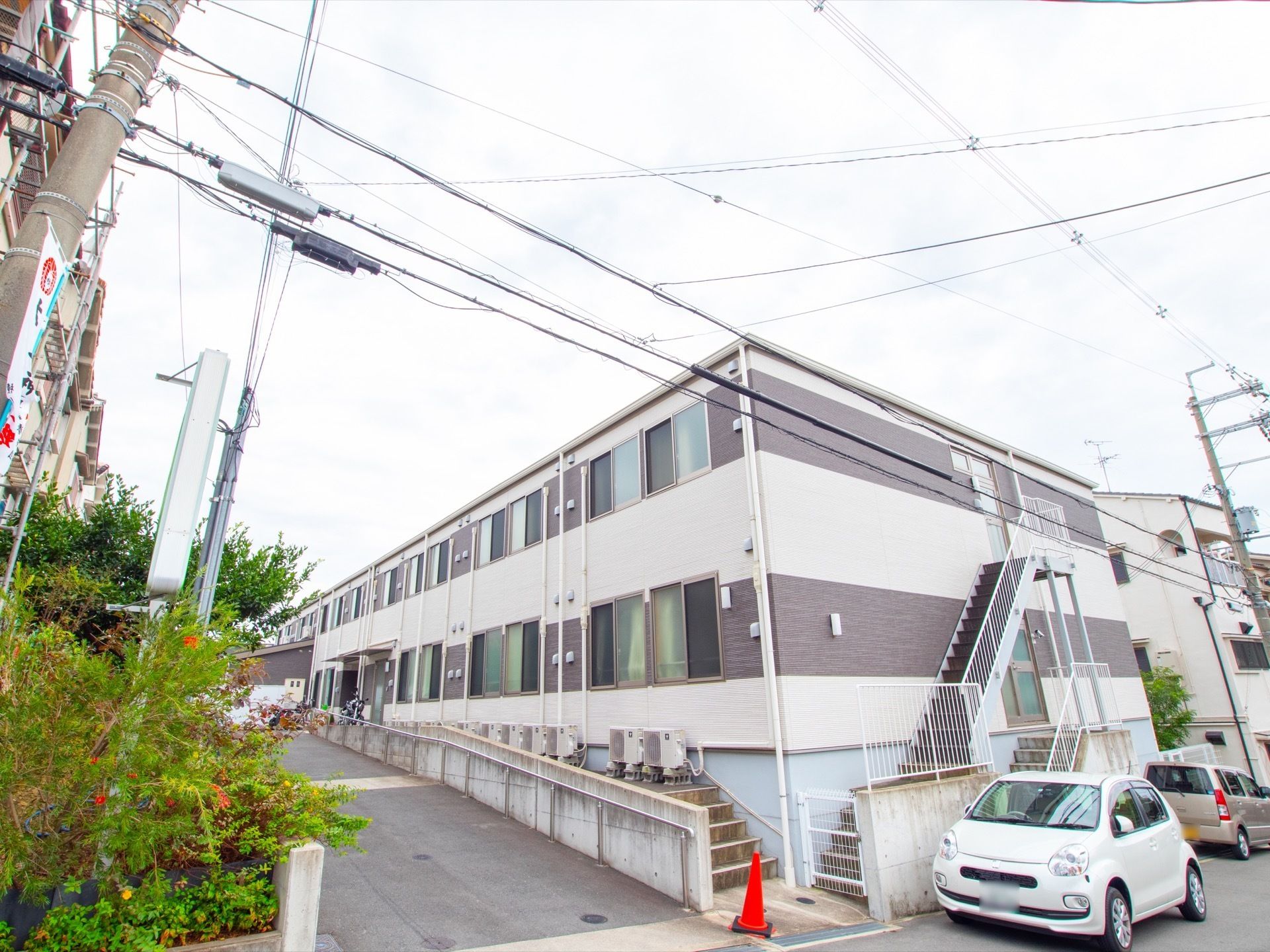 道路からゆるやかな勾配がありスムーズに施設入口へと進んでいける。手すりが設置されており歩行も安全である。