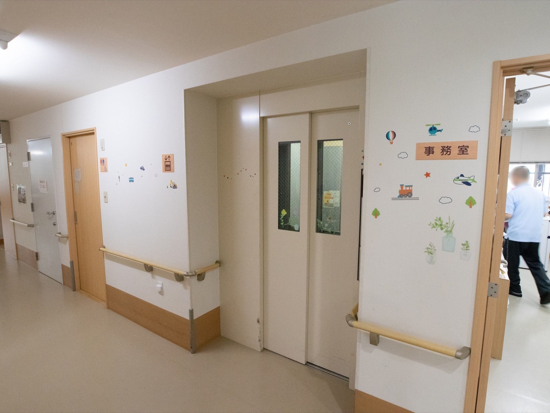館内の事務室の隣に完備されているエレベーターである。足腰に不安をお持ちの入居者様の各階への移動に使用されている。