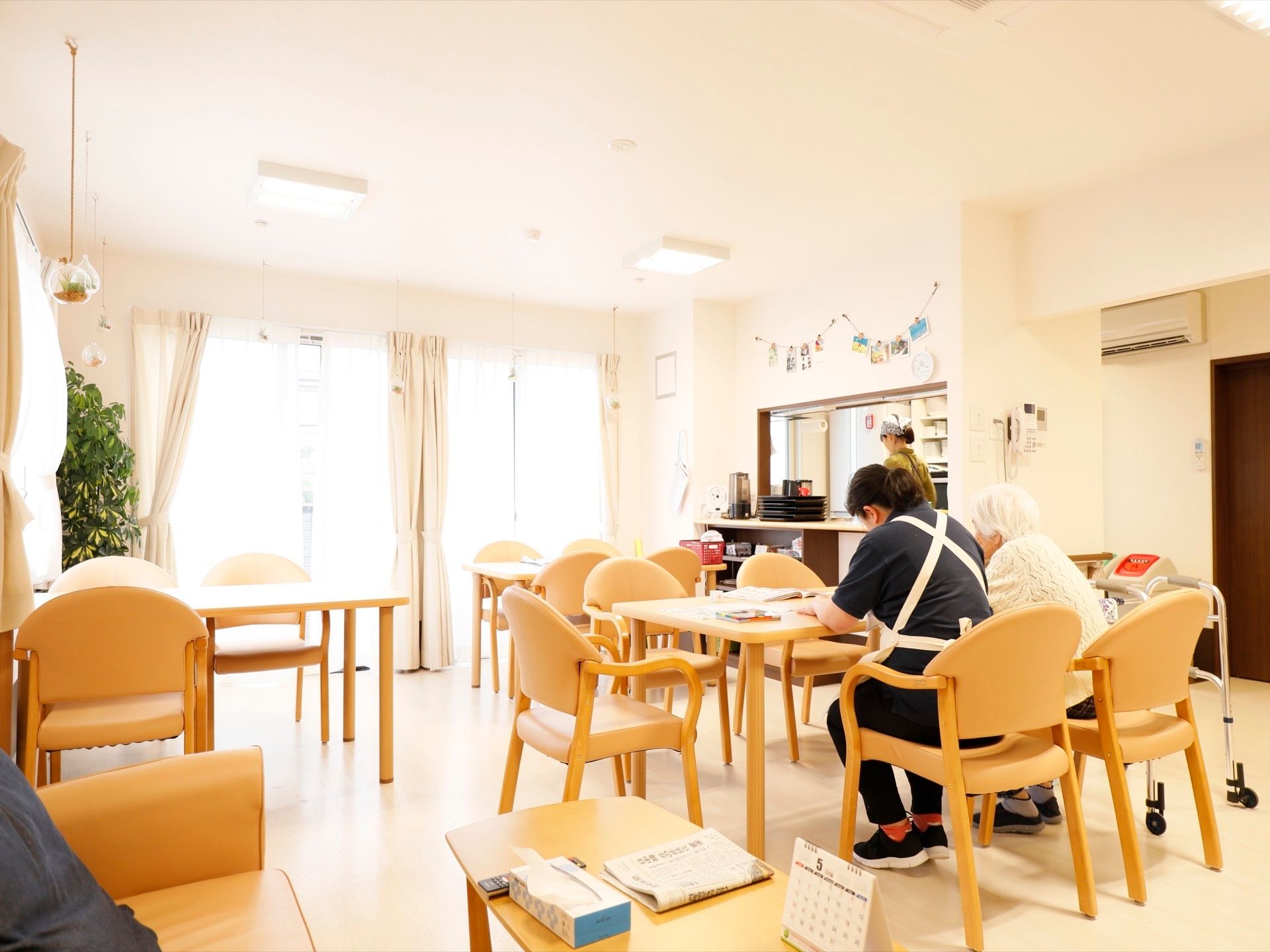 木製の座席が並べられている共有スペースの様子。奥にはカウンターキッチンも設置されており、食堂も兼ねている。