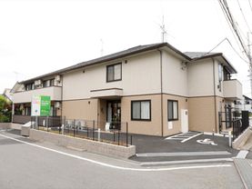 白とアイボリーの2色の優しい色合いの外観の施設である。道路から敷地内に入る部分は段差をなくした、優しい造りとなっている。