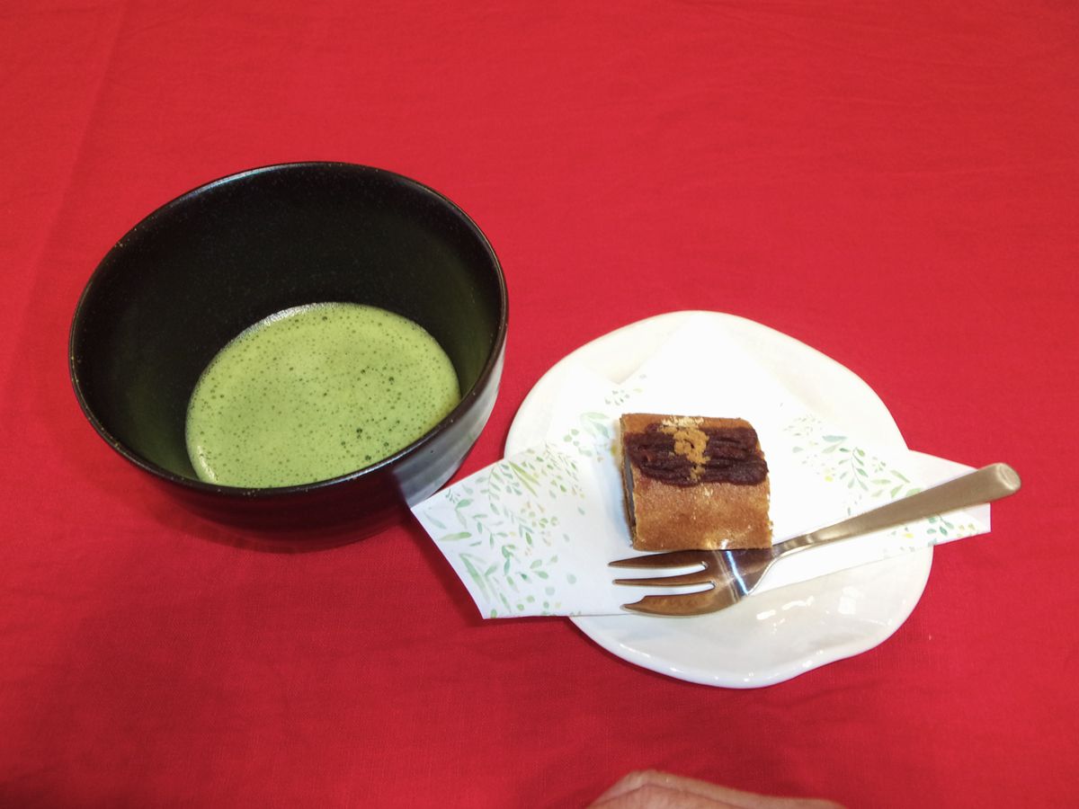 抹茶と一口大に切ってお皿に盛り付けたお菓子