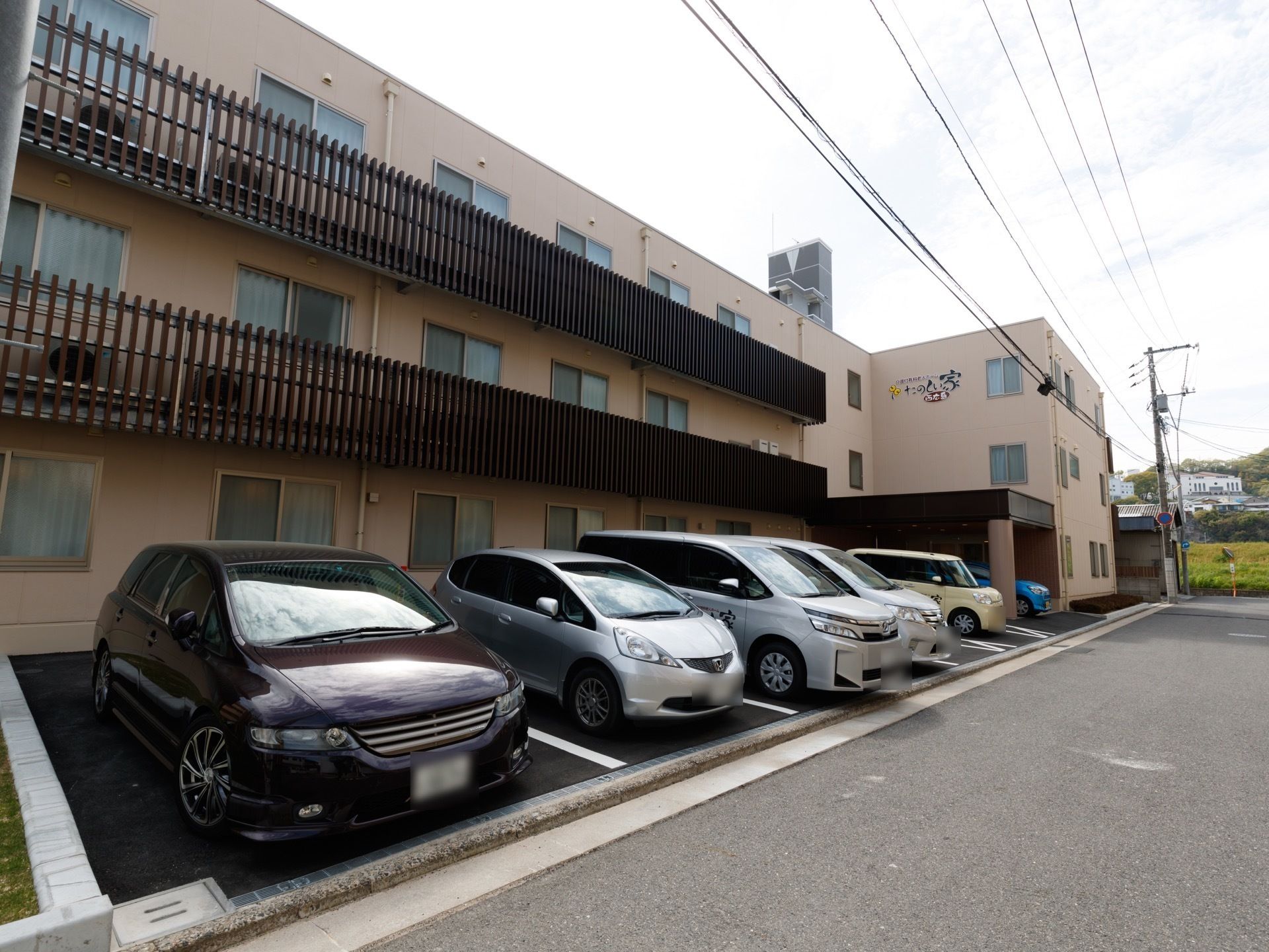 建物の横に駐車スペースが設けられており、満車になっている施設前の様子