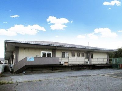 建物の前に、駐車できる十分なスペースを確保した1階建ての施設