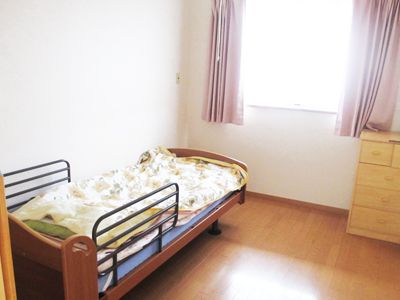 居室は明るい陽射しが差し込む快適な環境であり、ご希望であれば個別契約のうえ室内に専用電話を引いていただくこともできる。